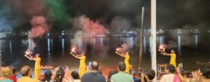 Ceremonie pe malul Gangelui in Rishikesh